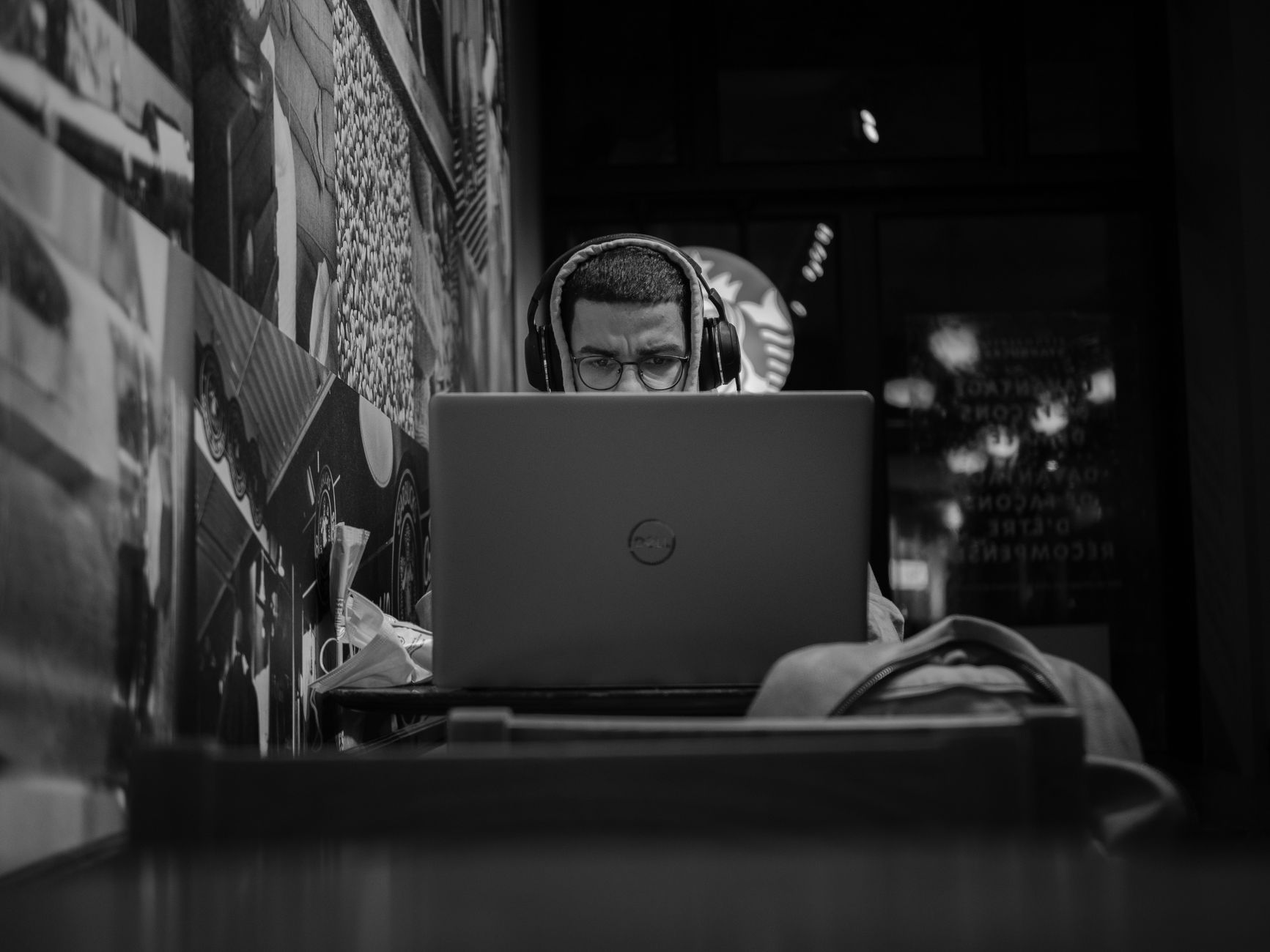 Headphone com cancelamento de ruído sobre mesa de trabalho, exemplo do Sony WH-1000XM5
